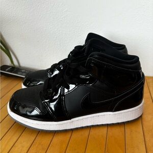 Jordan 1 mid SE Black/Dark Concord White 6Y
